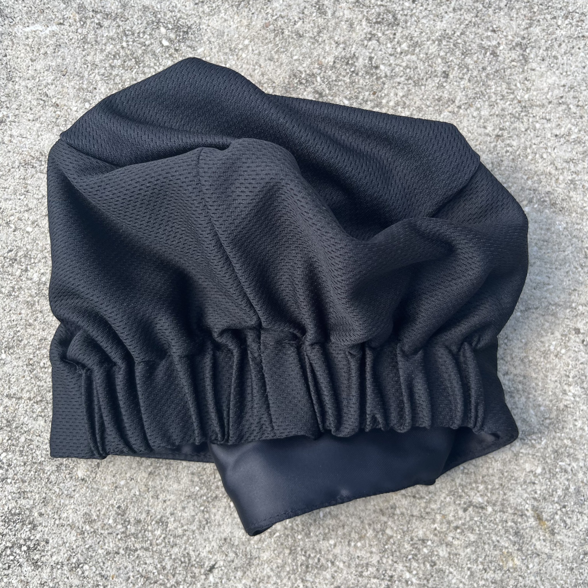 Elastic band and discreet rear hair pouch